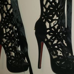Flower cut out knee-high heels